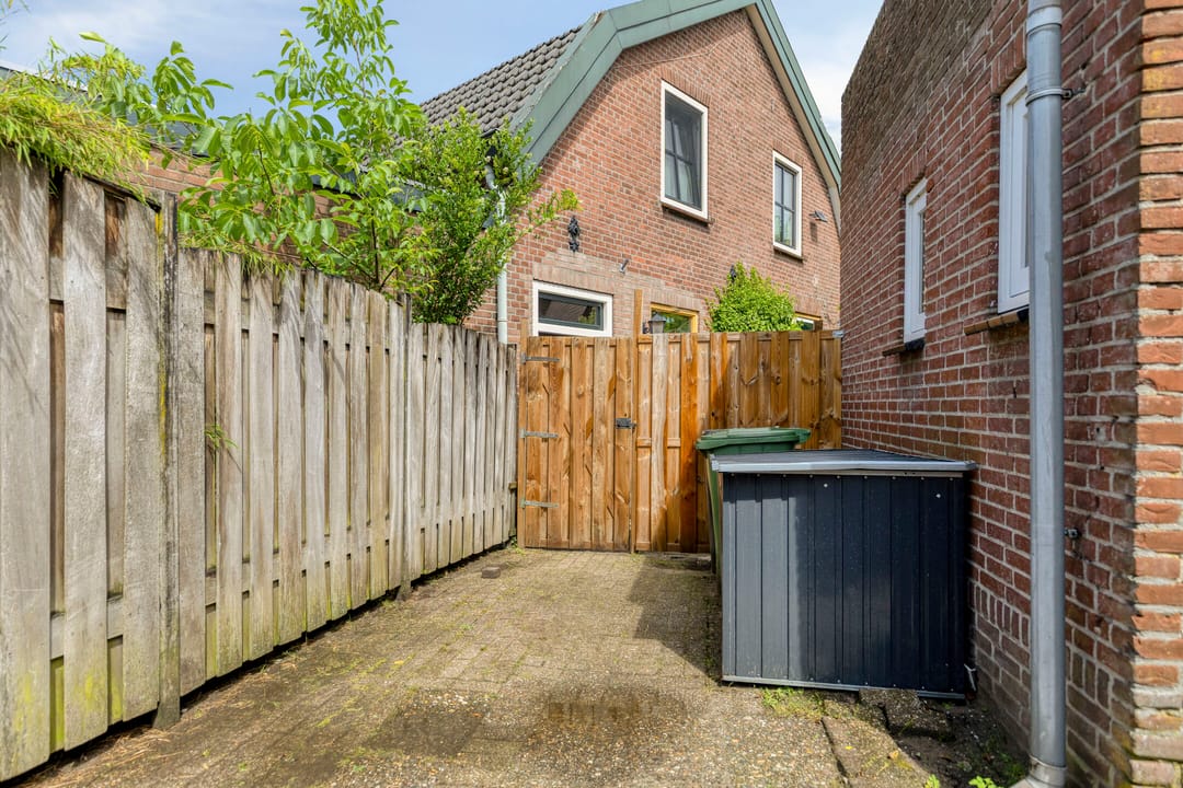 Modernized Semi-Detached Home with Private Driveway in Charming Milheeze — 28