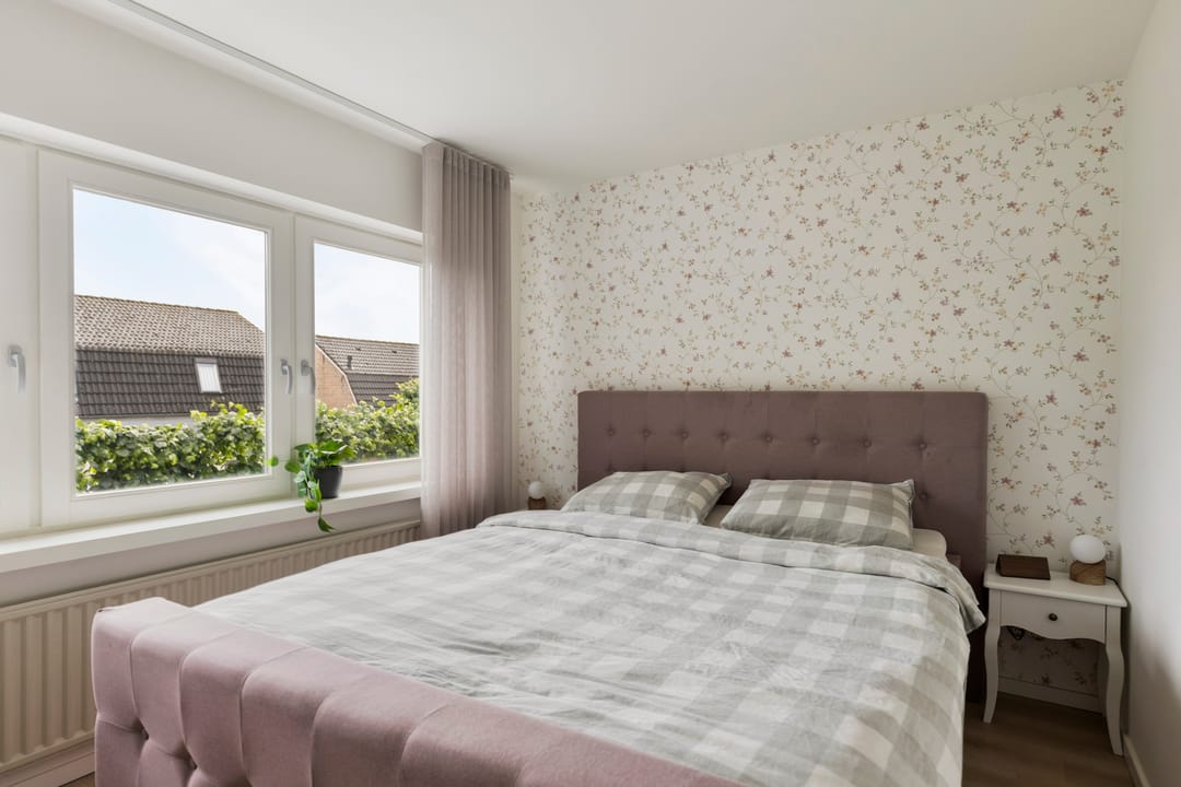 Modernized Semi-Detached Home with Private Driveway in Charming Milheeze — 16
