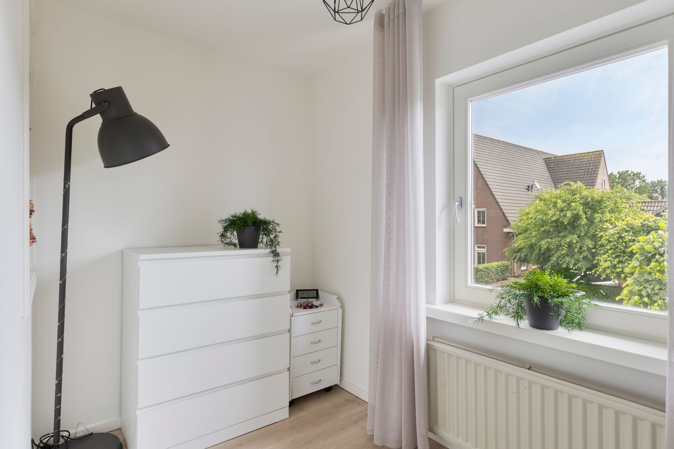 Modernized Semi-Detached Home with Private Driveway in Charming Milheeze — 24