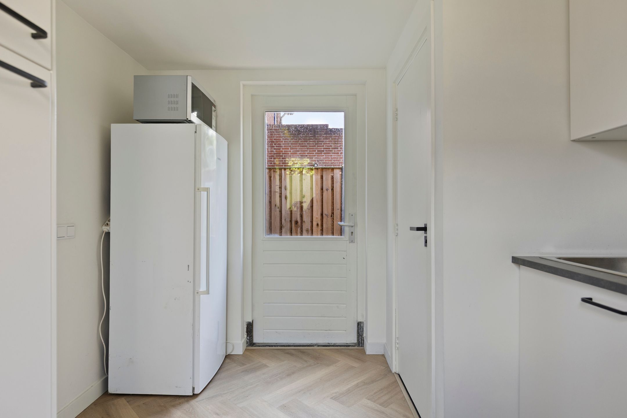 Modernized Semi-Detached Home with Private Driveway in Charming Milheeze — 12