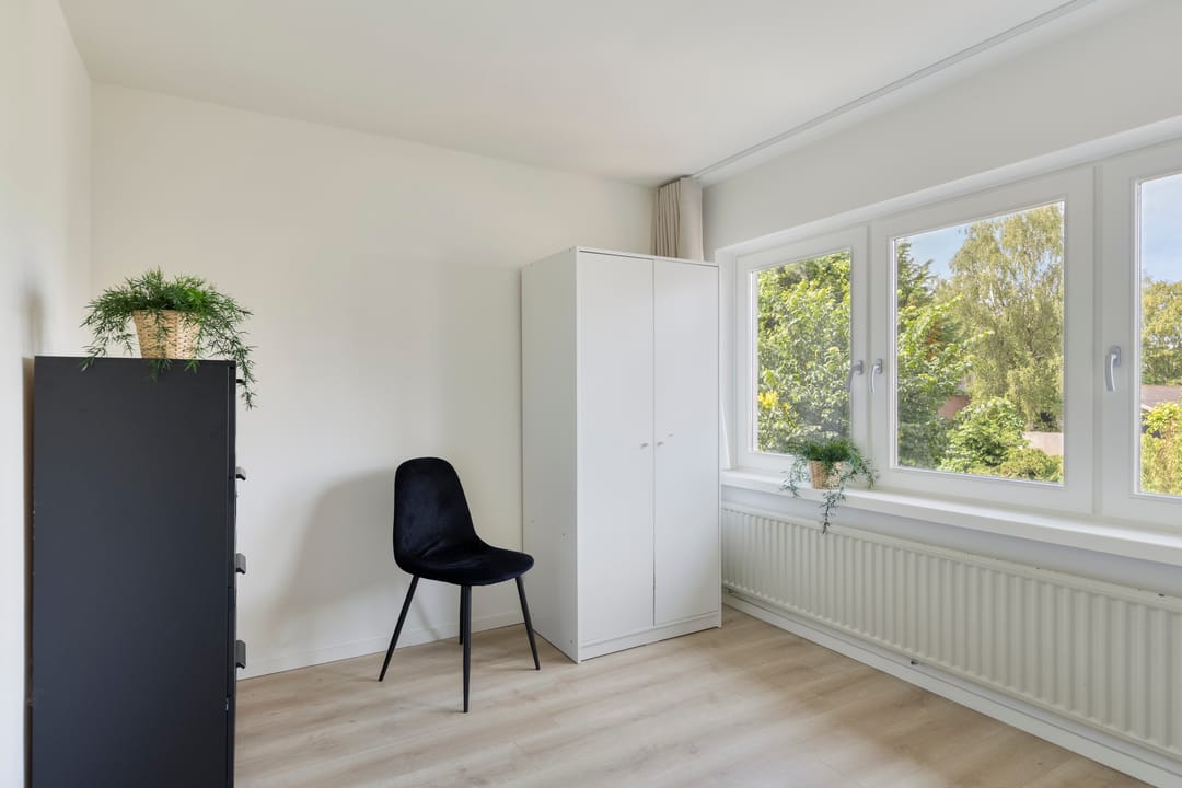 Modernized Semi-Detached Home with Private Driveway in Charming Milheeze — 22