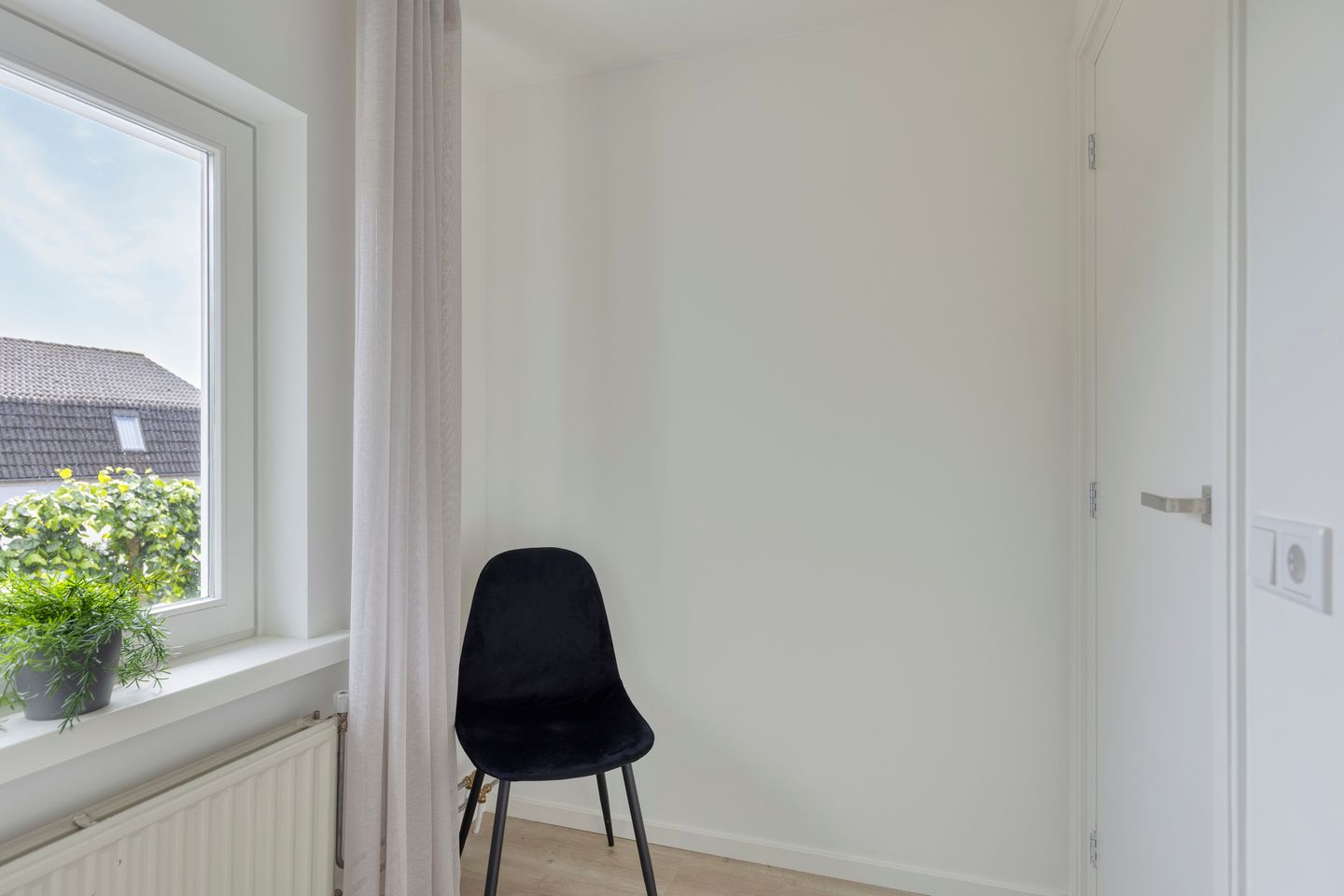 Modernized Semi-Detached Home with Private Driveway in Charming Milheeze — 25