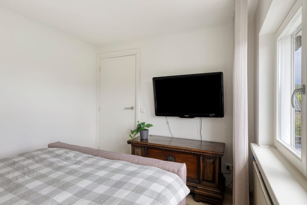 Modernized Semi-Detached Home with Private Driveway in Charming Milheeze — 17