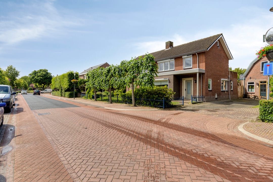 Modernized Semi-Detached Home with Private Driveway in Charming Milheeze — 31