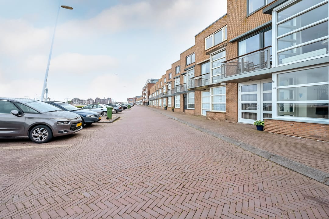 Waterfront Living with Panoramic Markermeer Views — 47