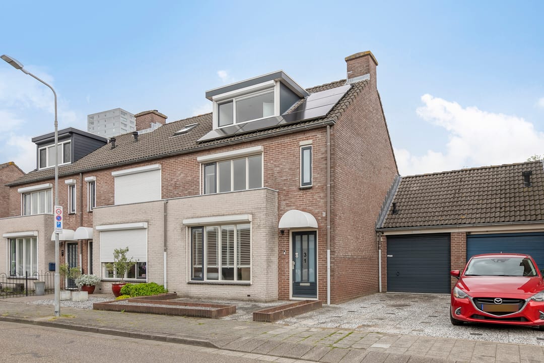 Casa familiare pronta da abitare con garage e tettoia vicino al centro di Terneuzen