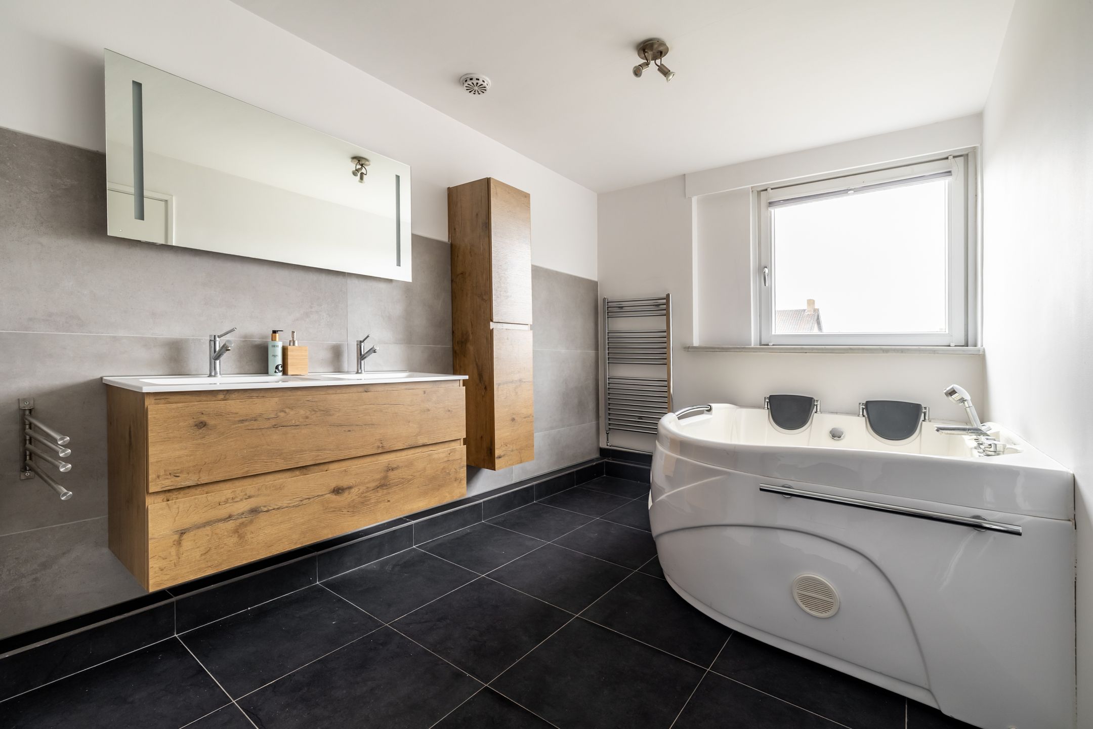 Spacious Detached Villa with Ground Floor Bedrooms Near Ulvenhoutse Bos — 33