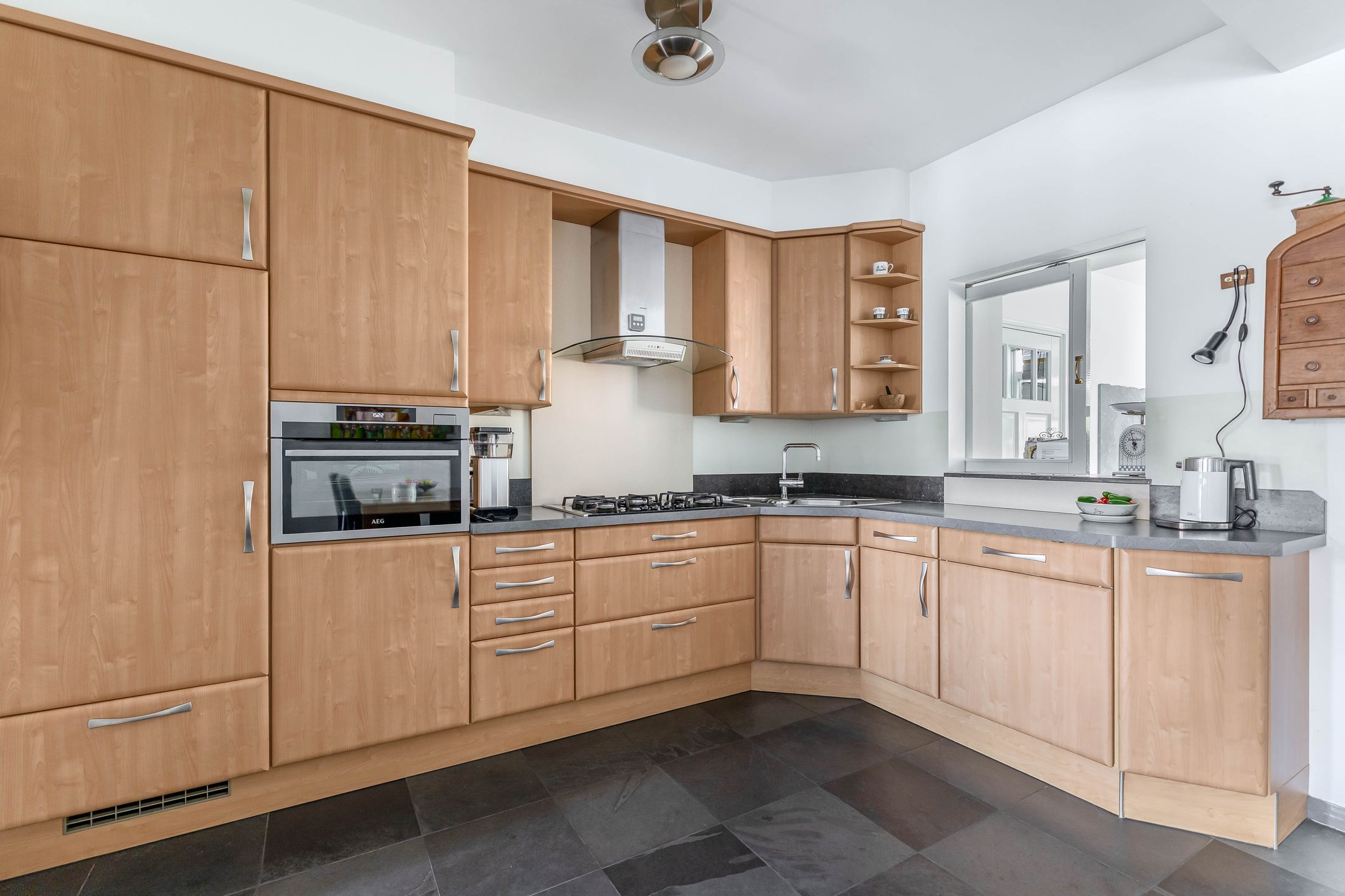 Spacious Terraced House with Extension and Double Garage in Blerick — 9