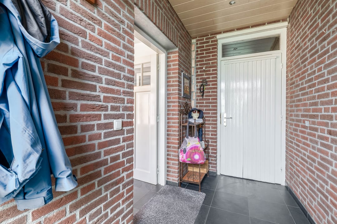 Spacious Terraced House with Extension and Double Garage in Blerick — 11