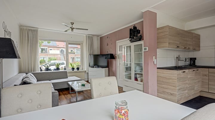 Tussenwoning te koop: Hazelaarstraat 12, Almelo