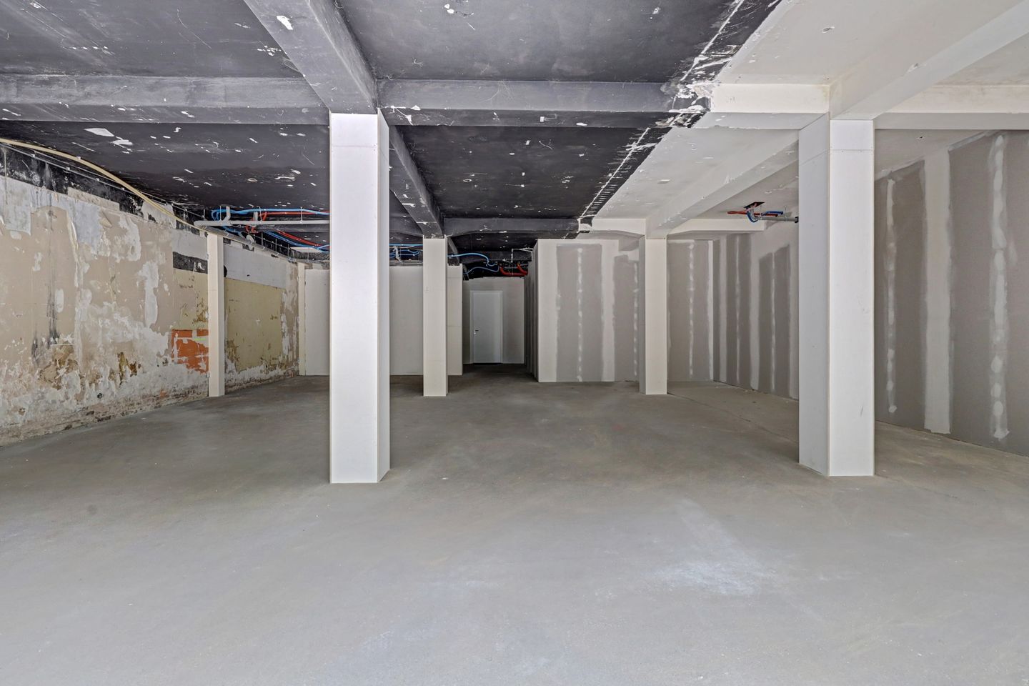 View photo 5 of Corridor 17