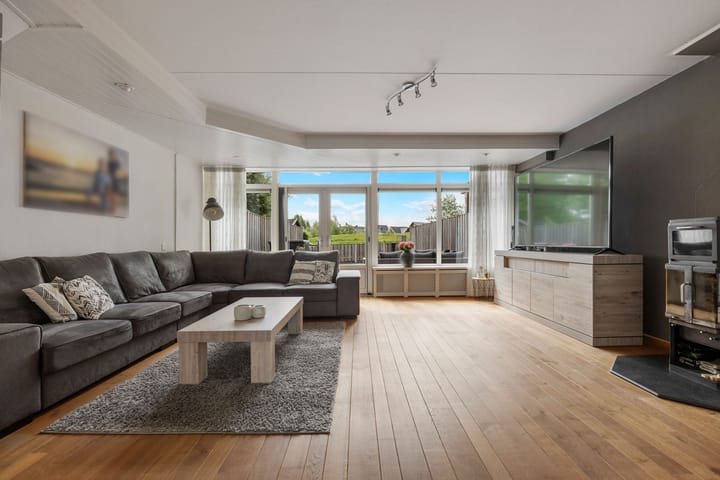 Tussenwoning te koop: Doornenburg 52, Barneveld