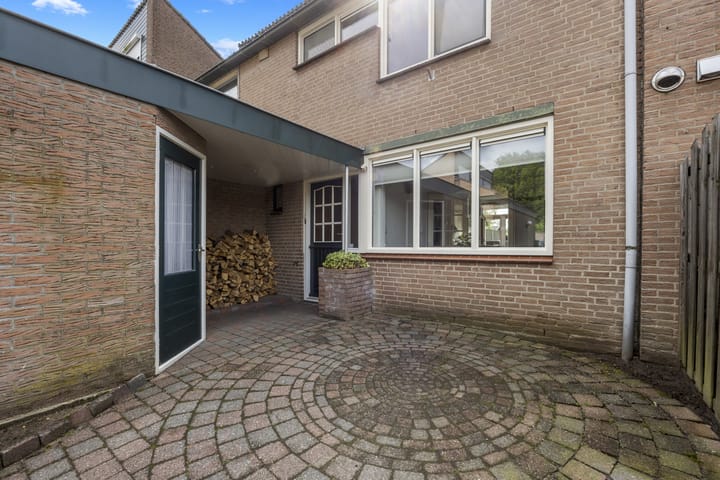 Tussenwoning te koop: Doornenburg 52, Barneveld