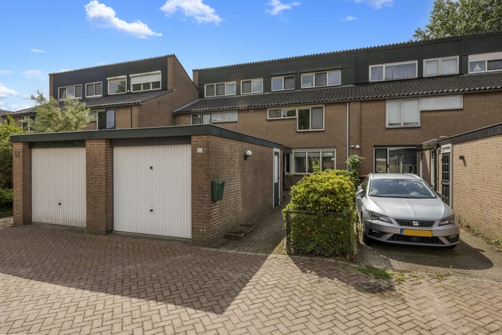 Tussenwoning te koop: Doornenburg 52, Barneveld