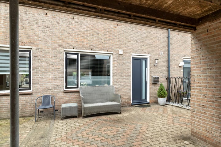 Photo 2 of Koerierster 6