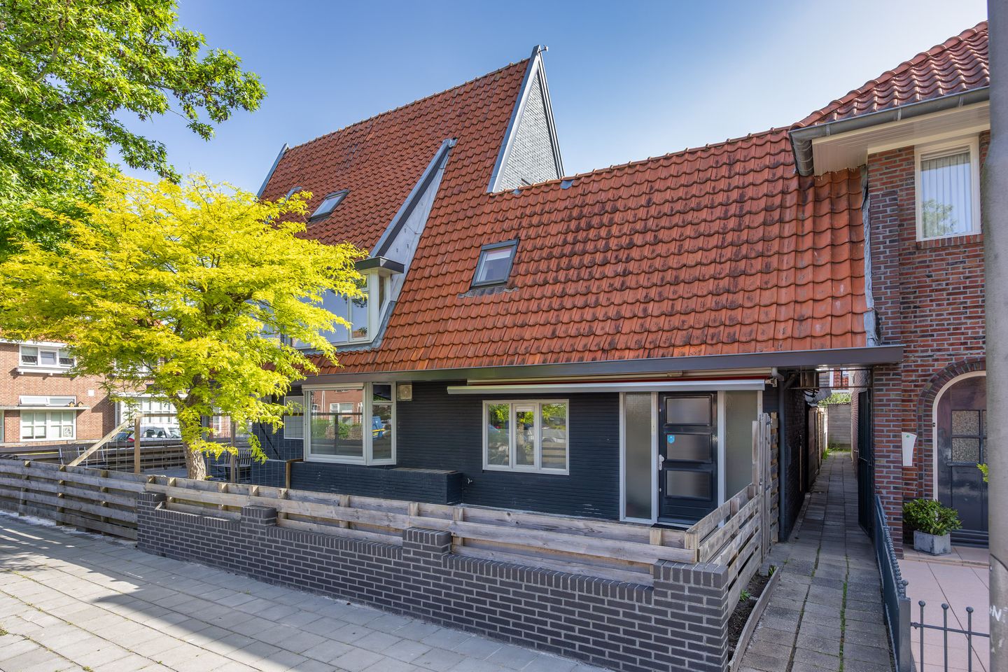 View photo 2 of van Beverwijckstraat 2