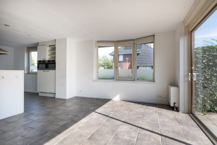 Photo 4 of Veldbloemlaan 42