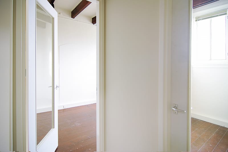 View photo 1 of Warmoesstraat 155
