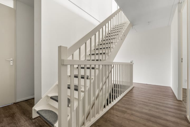 Tussenwoning te koop: Dominee Versteegtstraat 3, Loosdrecht