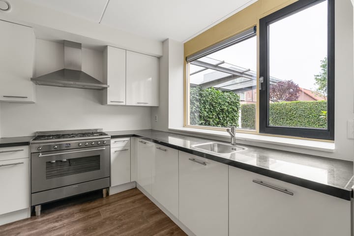 Tussenwoning te koop: Dominee Versteegtstraat 3, Loosdrecht