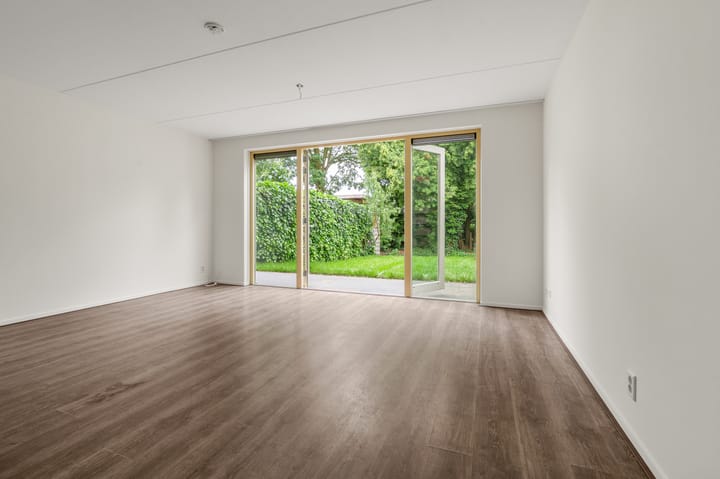 Tussenwoning te koop: Dominee Versteegtstraat 3, Loosdrecht