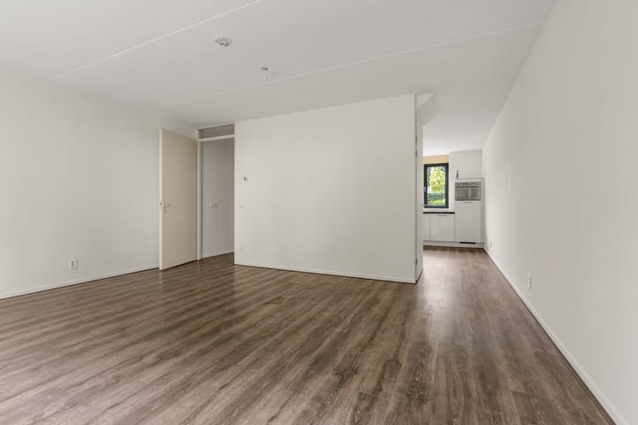Tussenwoning te koop: Dominee Versteegtstraat 3, Loosdrecht