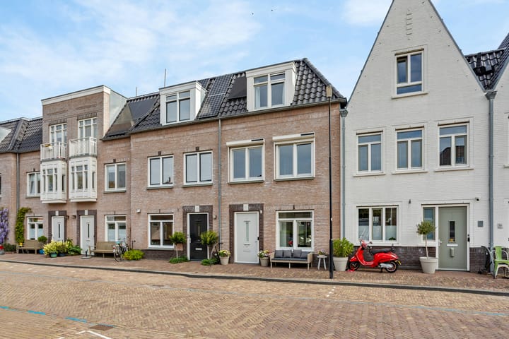Tussenwoning te koop: Plaspoelstraat 51, Leidschendam
