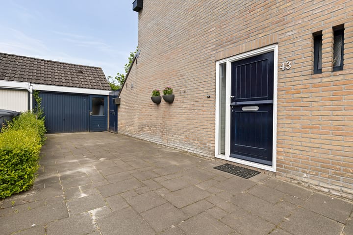 Twee-onder-één-kap te koop: Grote Belt 43, Delfzijl