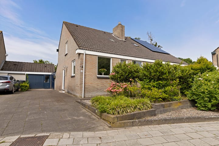Twee-onder-één-kap te koop: Grote Belt 43, Delfzijl