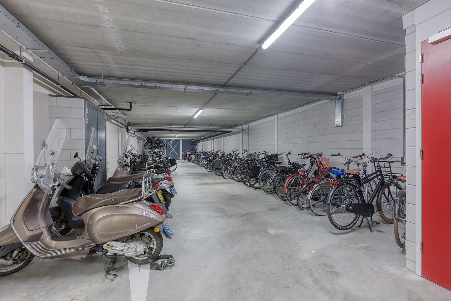 Photo 35 of Waldorpstraat 1744
