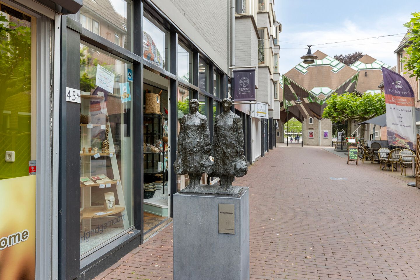 View photo 2 of Markt 45-A