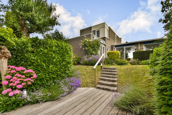 Hoekwoning te koop: Van den Broek-erf 49, Dordrecht