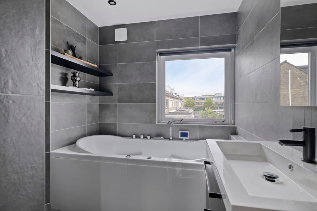Photo 22 of Van Schendelstraat 11