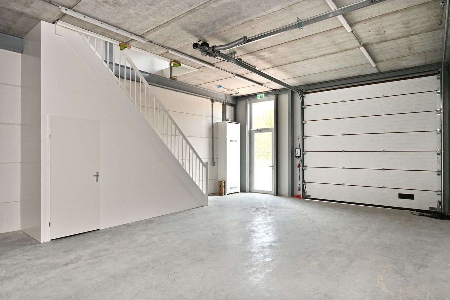 View photo 2 of Helium 4-k