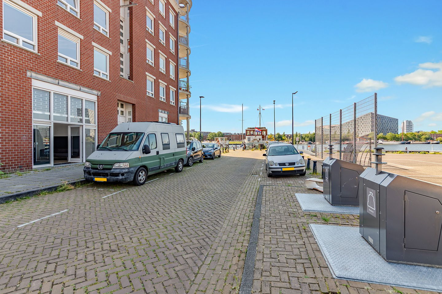 View photo 2 of Levantplein 52