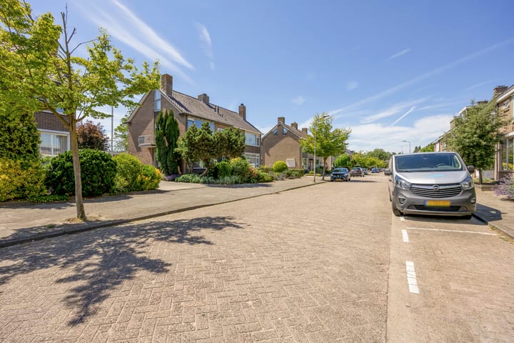Photo 4 of Bloemenstraat 27