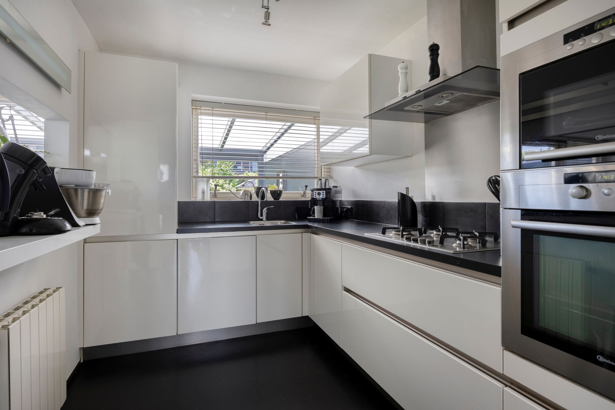 Photo 12 of Bloemenstraat 27