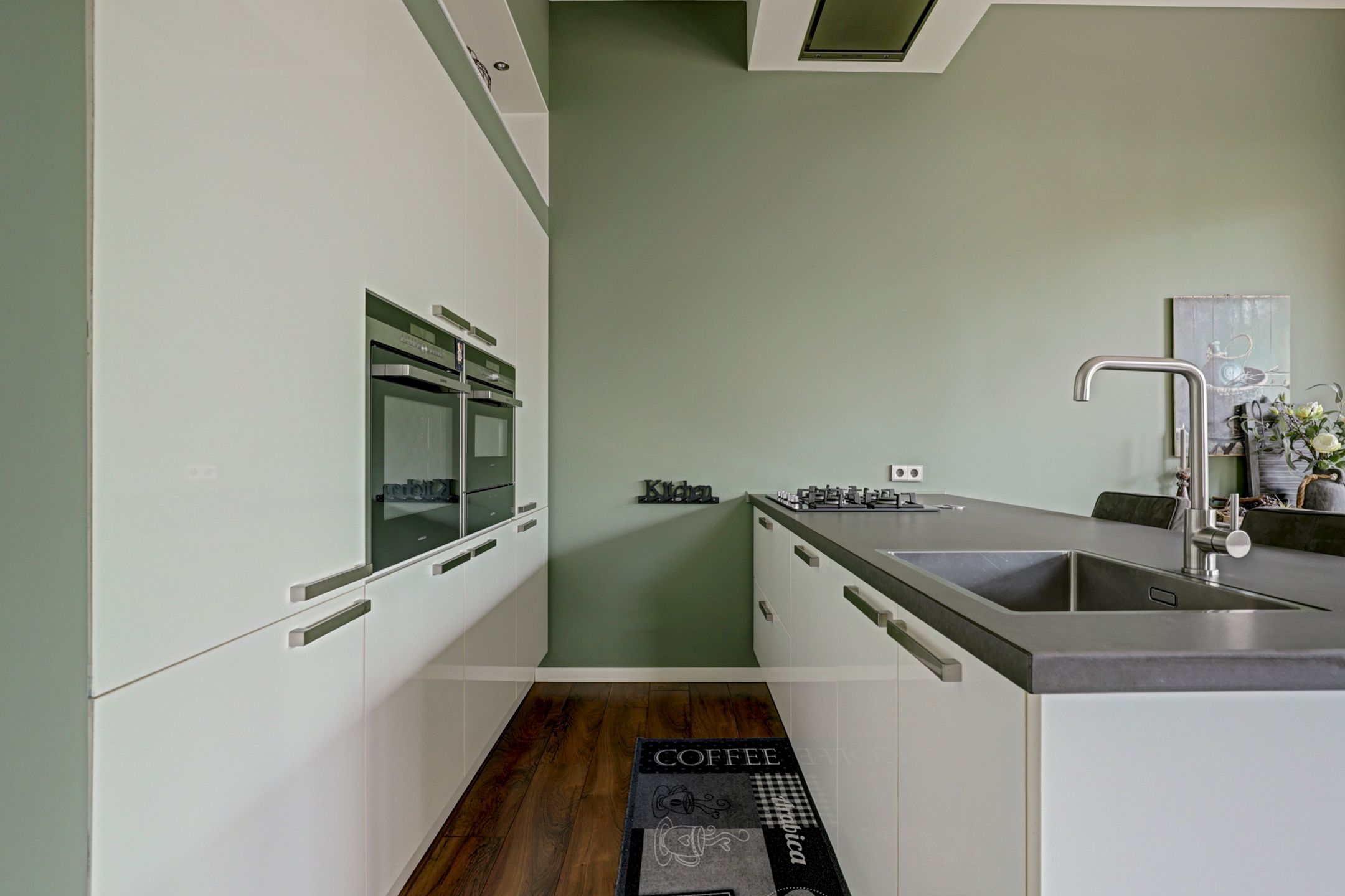 Photo 9 of van den Binckhorststraat 2