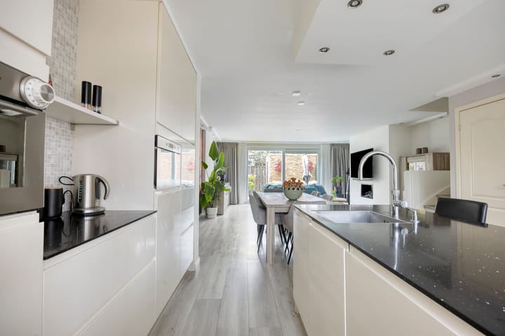 Tussenwoning te koop: Dr. J. Presserstraat 52, 'S-Gravenhage