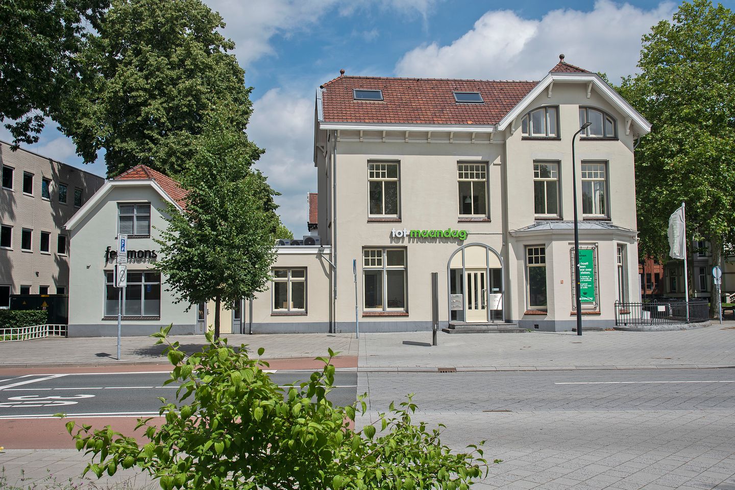 View photo 2 of De Ruyterlaan 2