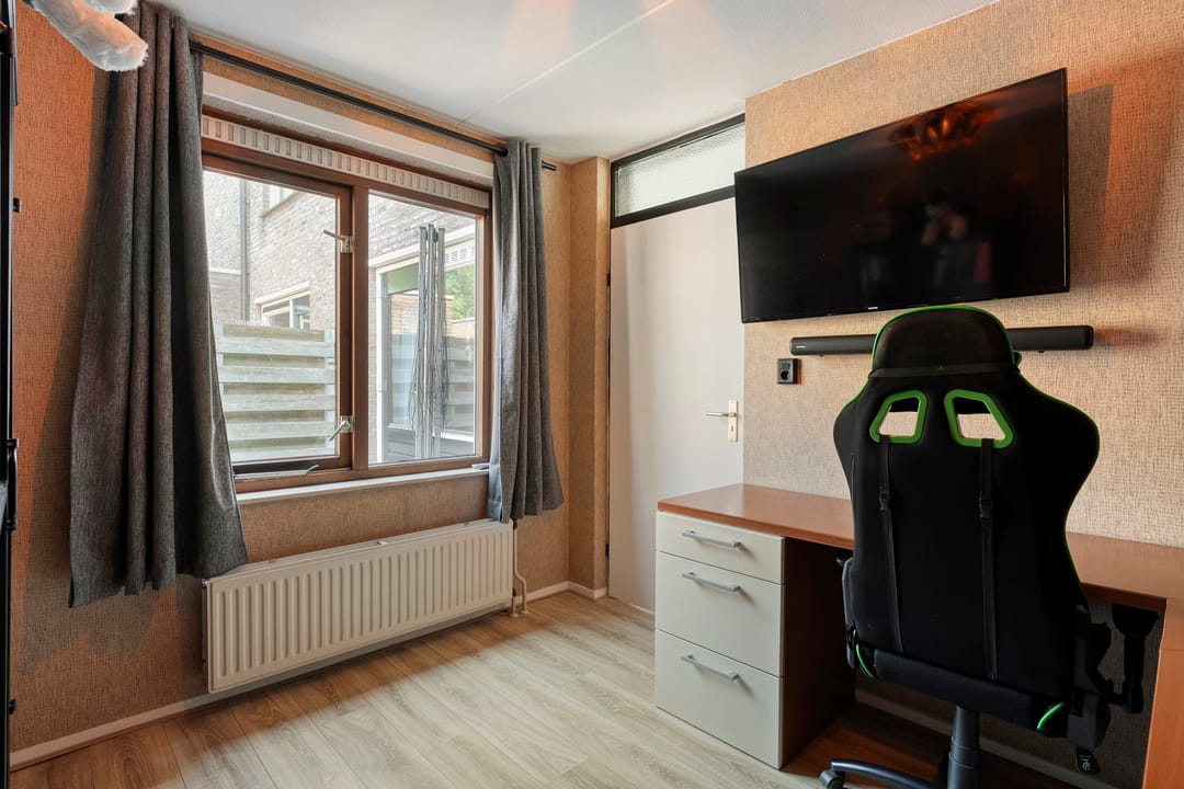 Photo 16 of Jennerstraat 32