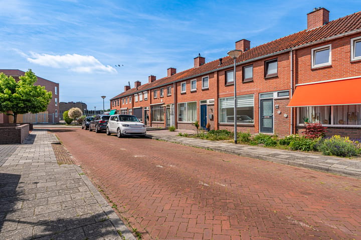 Tussenwoning te koop: M.A. de Ruyterlaan 12, Winschoten