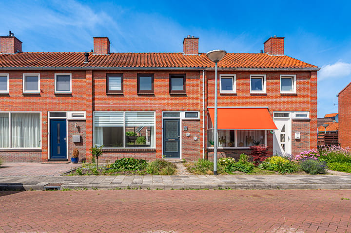 Tussenwoning te koop: M.A. de Ruyterlaan 12, Winschoten