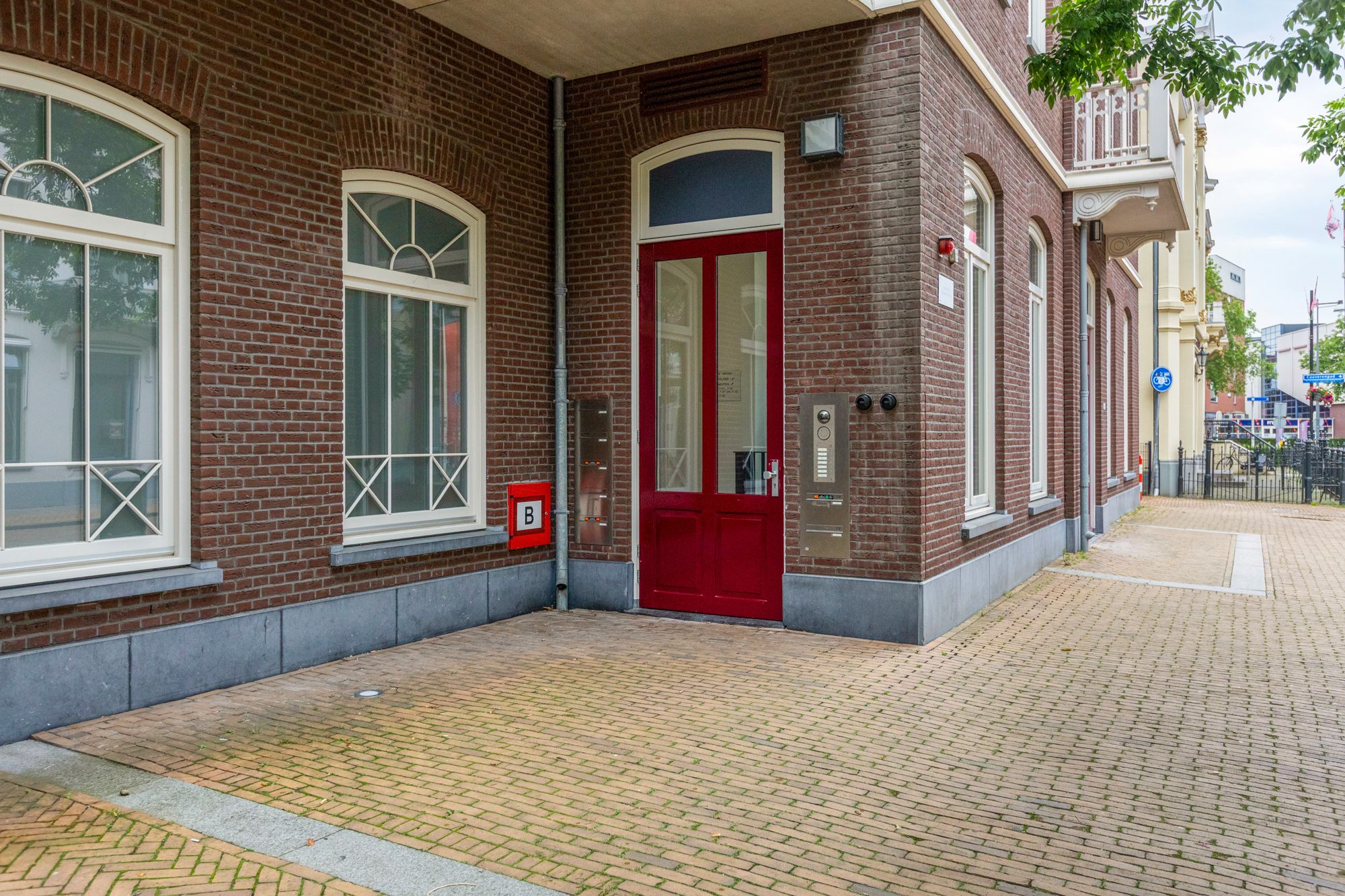 Photo 9 of Burgemeester van Nispenstraat 7-02