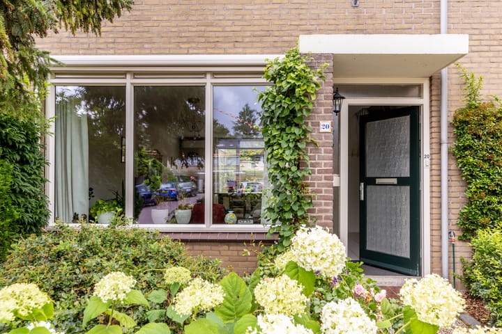 Tussenwoning te koop: Andries Wouterszhof 20, Heinenoord