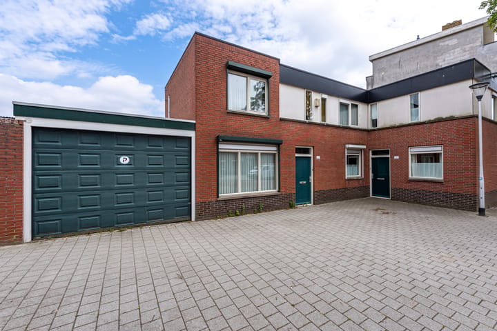 Twee-onder-één-kap te koop: Korenbloemstraat 100, Tilburg
