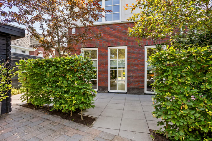 Twee-onder-één-kap te koop: Paul van Ostaijenstraat 8, 'S-Gravenhage