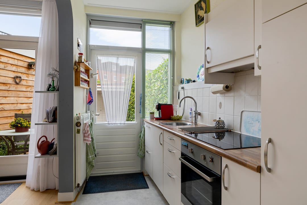 Photo 16 of Amalia van Solmsstraat 12