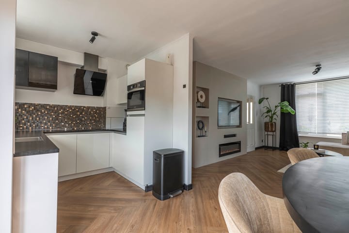 Tussenwoning te koop: Zeskant 24, Heerlen
