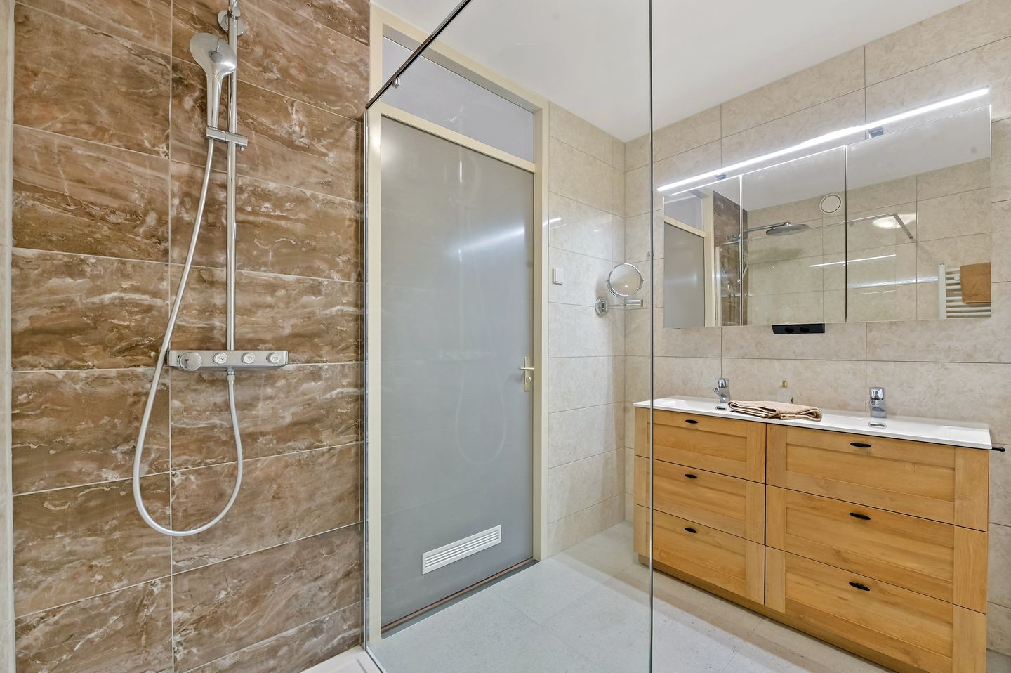 Photo 14 of Donker Curtiusstraat 206